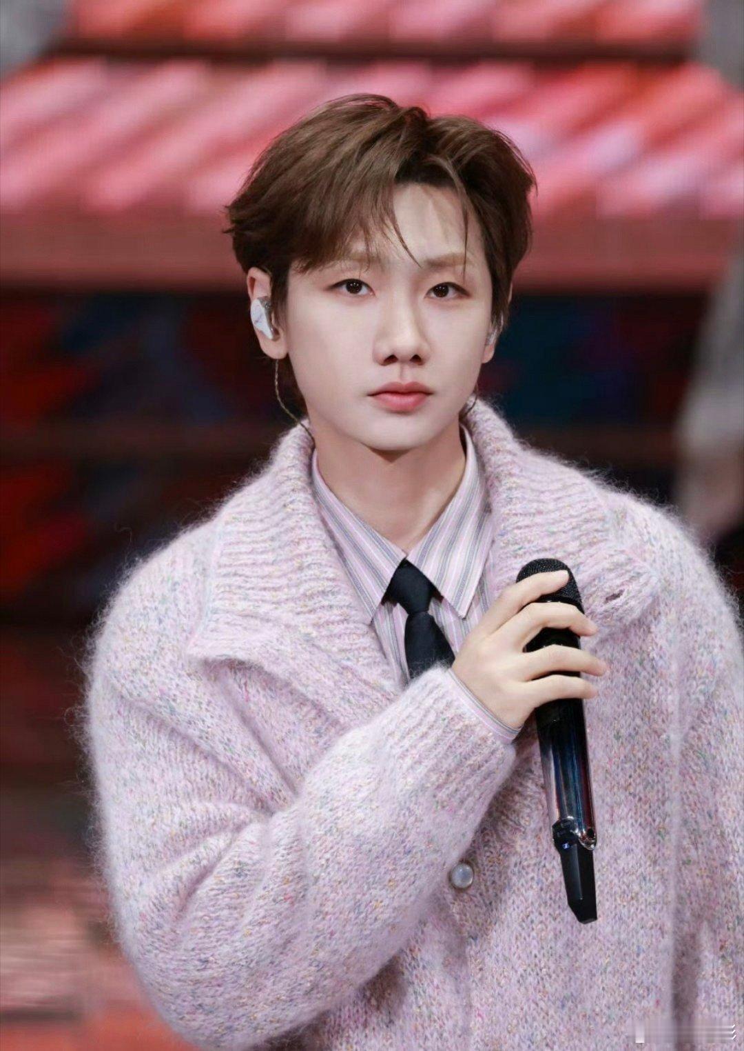 汪苏泷毛衣辽宁春晚汪苏泷的毛衣造型也太治愈了！在辽宁沈阳的舞台上，他就像冬日里的