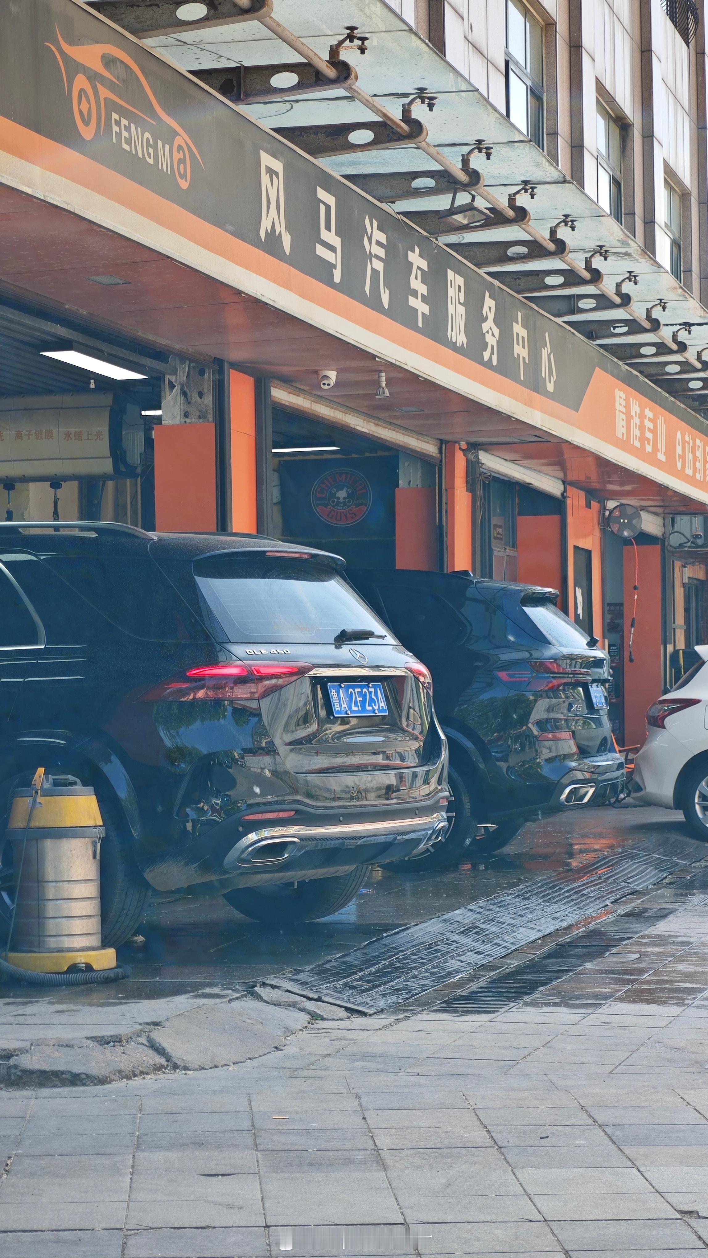 前两天济南下泥了今天出来洗个车好家伙排队前边这俩车行啊[裂开] ​​​