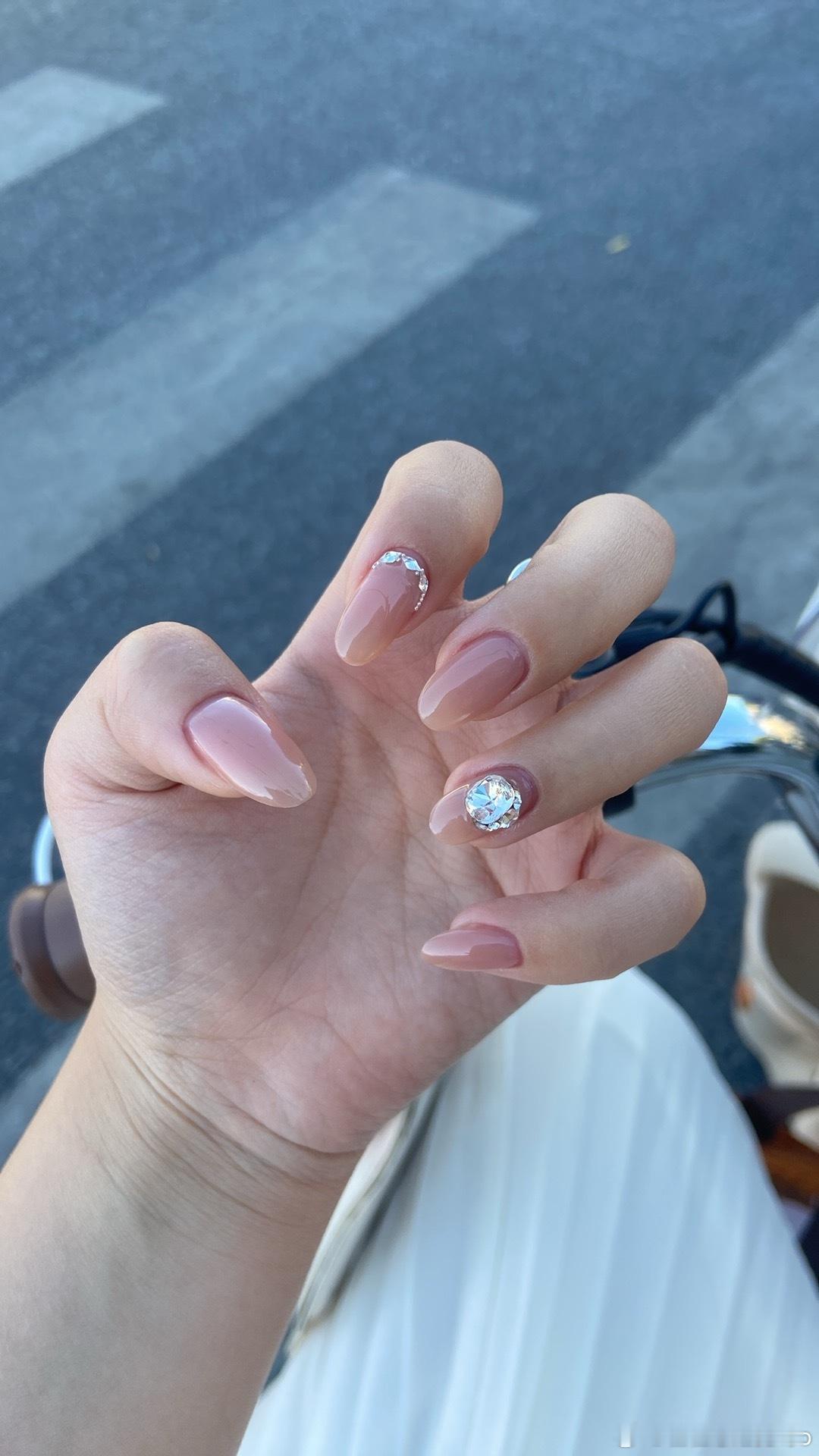 终于有时间倒腾我的美甲了💅大家早点睡呀 晚安💤（裸色是我的神！！） ​​​