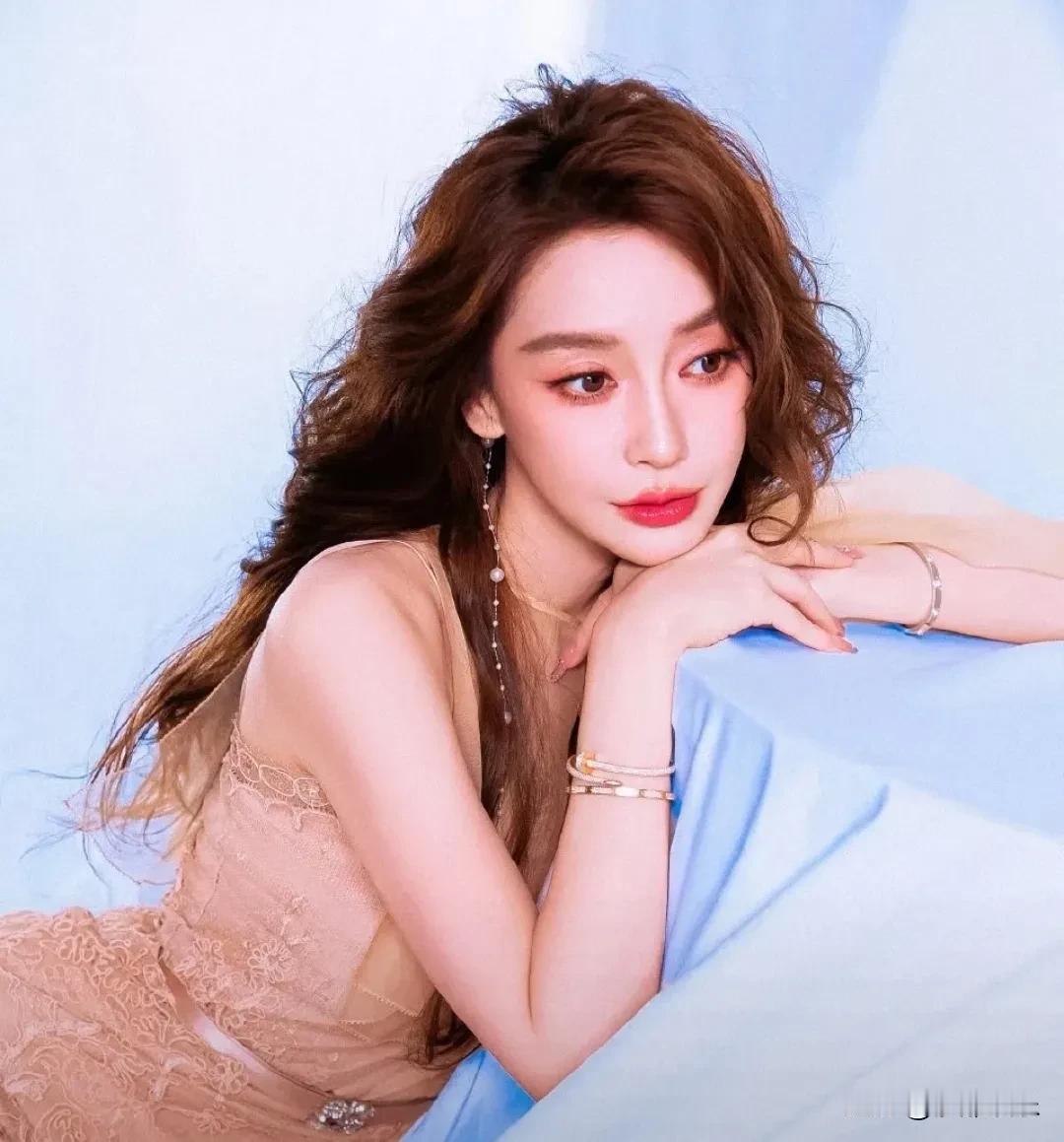 baby杨颖，我只是个临时工！？

2月27日，有网友跑到美妆品牌麦吉丽那里去“