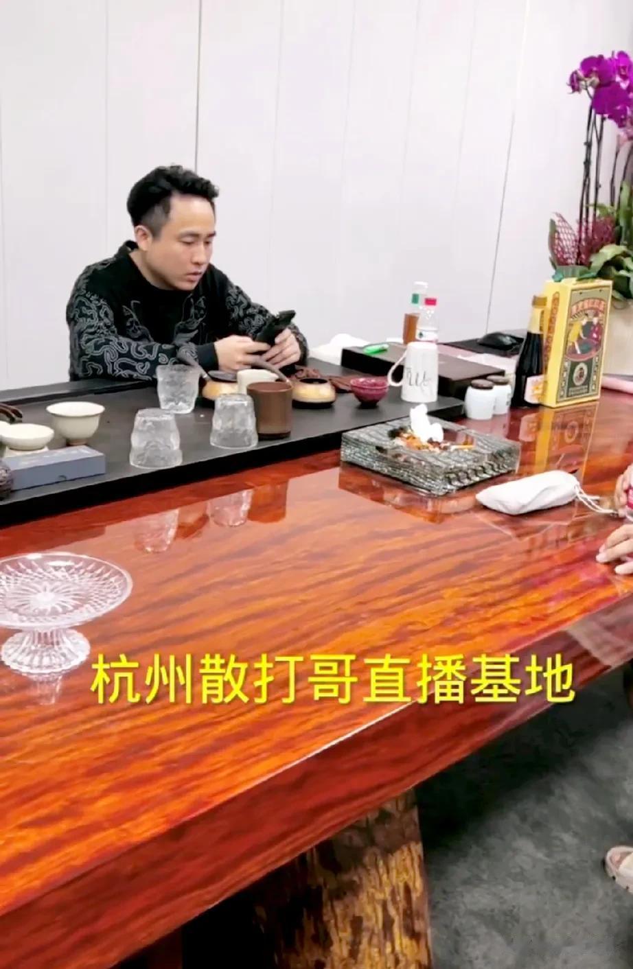 散打做梦也没料到，他会被自己曾经的御用小跟班二炮给剥皮，因为已经化身职业打假人，