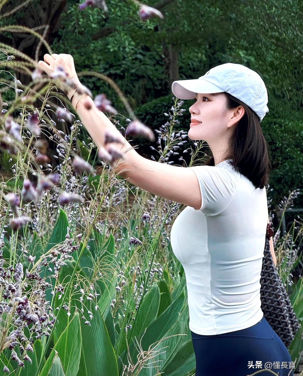 脸蛋虽然不怎么样，但身材是哇塞的。