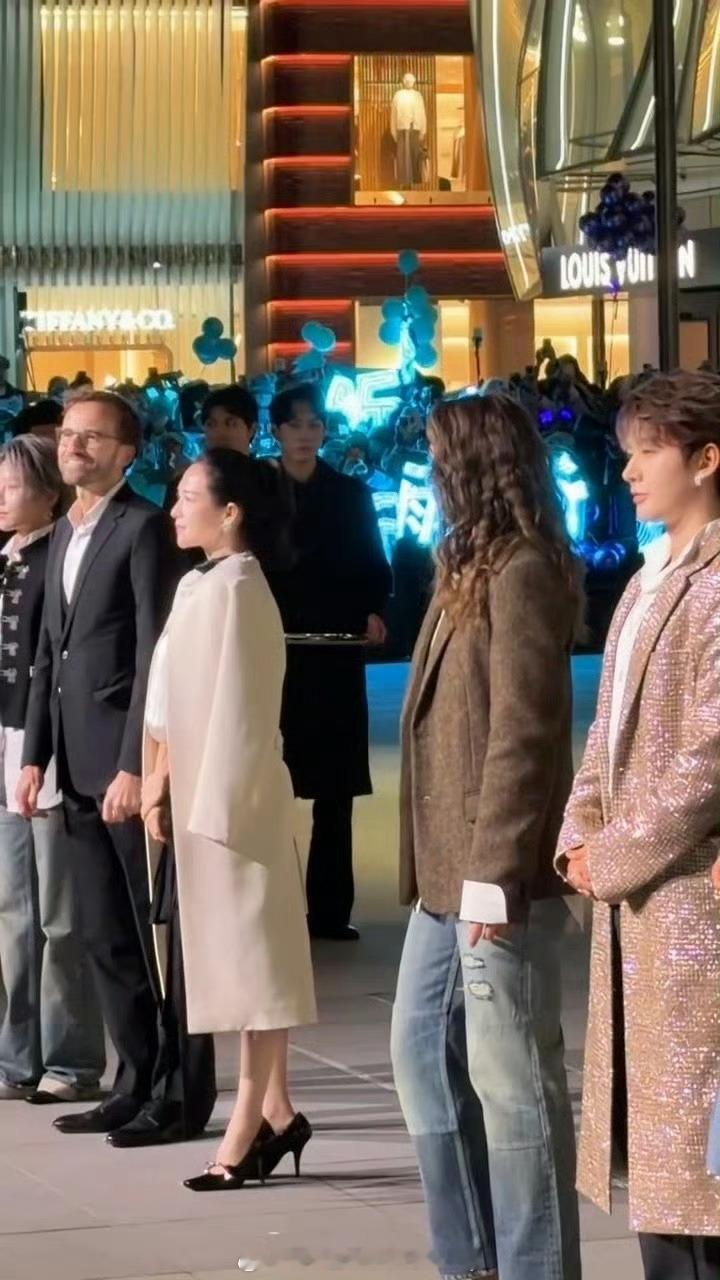 章子怡郑钦文同框两个大咖郑钦文帅气西装