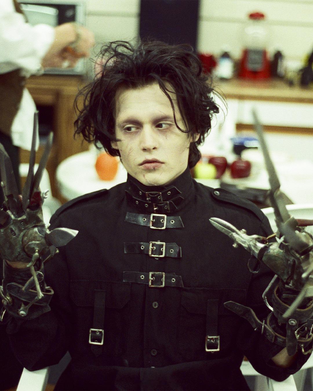 约翰尼德普搭乘花絮去幕后 呆萌又孤寂的小眼神，好乖的【剪刀手爱德华】——3张没见