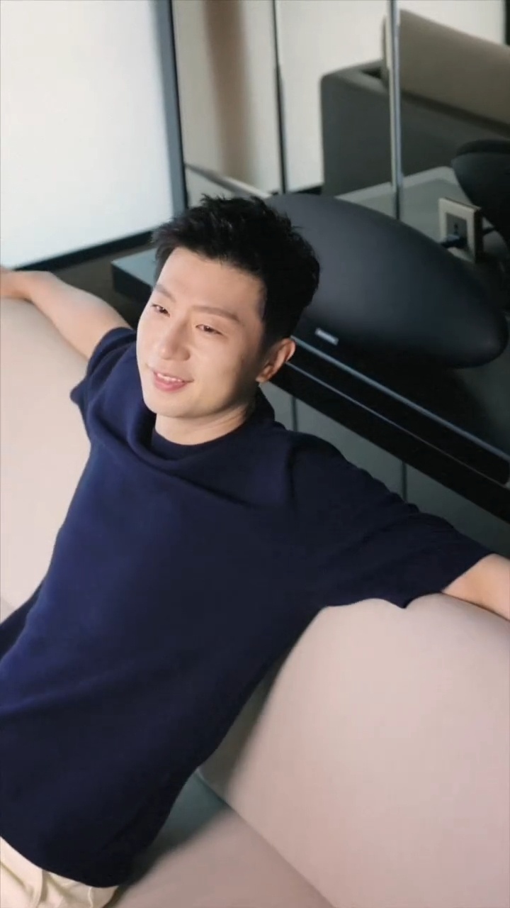[爱慕]真的好帅呀能不能天天出来上班领导我 ​​​