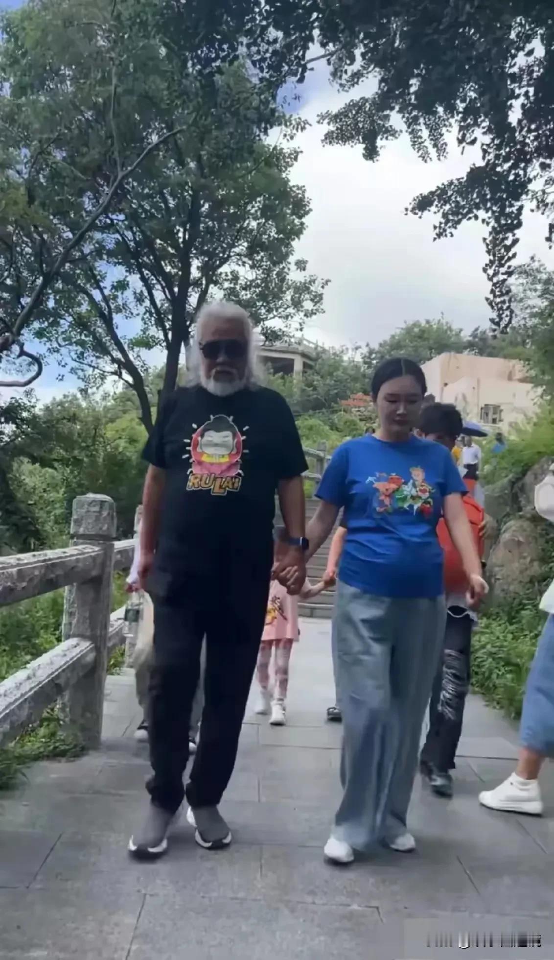 年纪这么大的老人，依然竭尽全力，为人类的繁衍作出努力，很多年轻小伙子应该感到惭愧