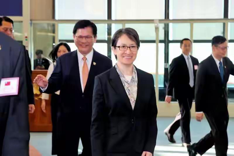 大陆应该对所有分裂国家的反动分子采取一切手段，从精神上和肉体上消灭他们