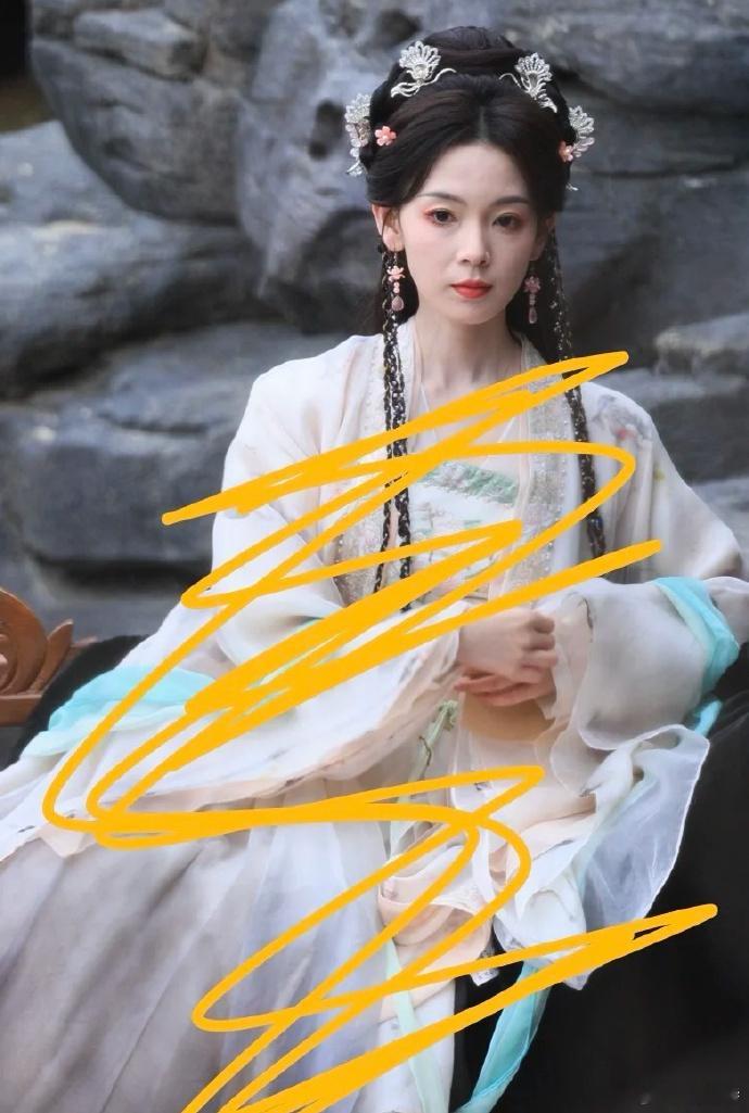 拥有出众颜值，却未大红大紫。事业之路坎坷，前行似有重重阻碍，未来起飞之路困难重重