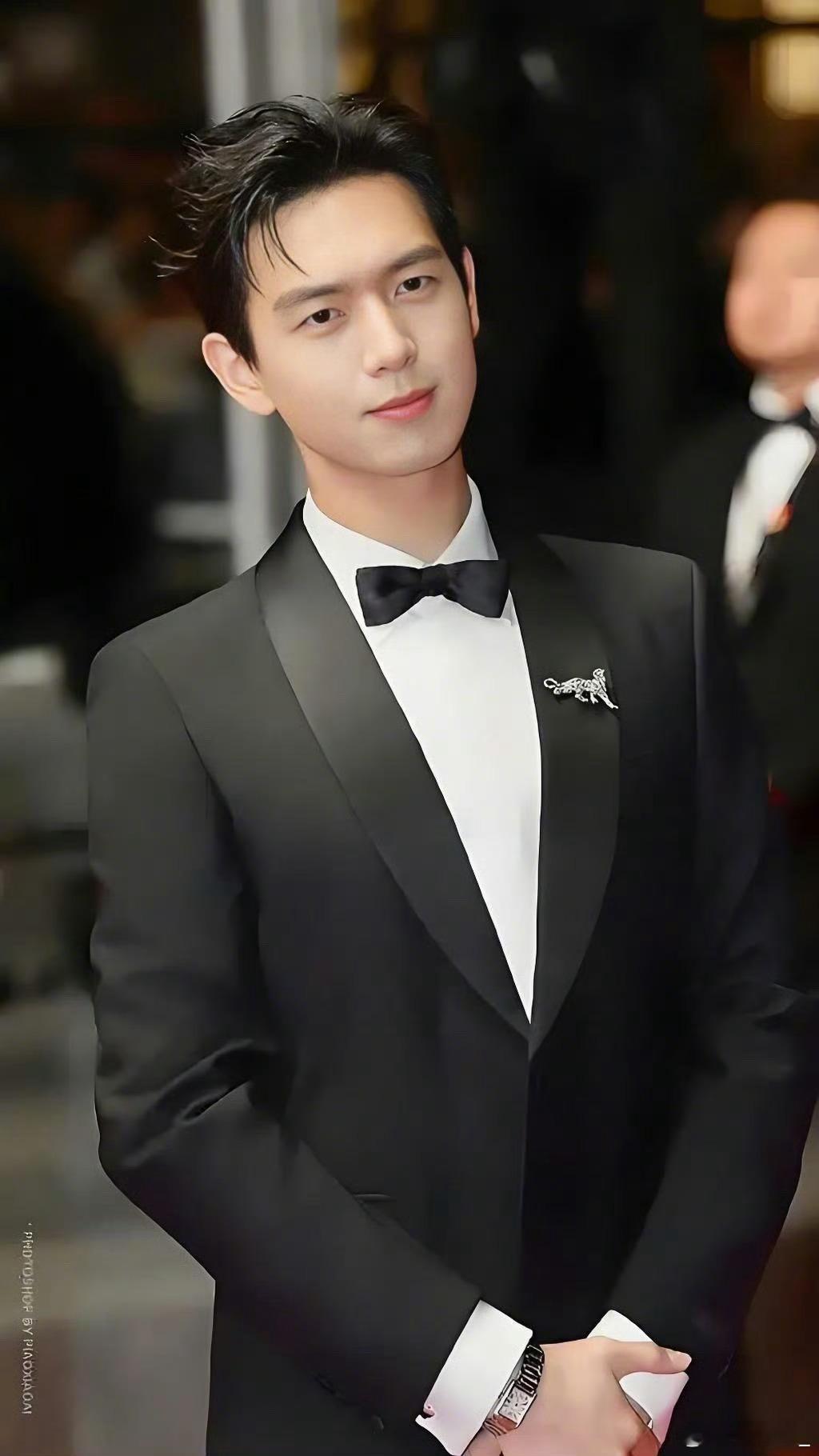 李现本人和角色的反差感现本人和角色的反差感也太妙了！剧里可能是沉稳硬汉或高冷霸总