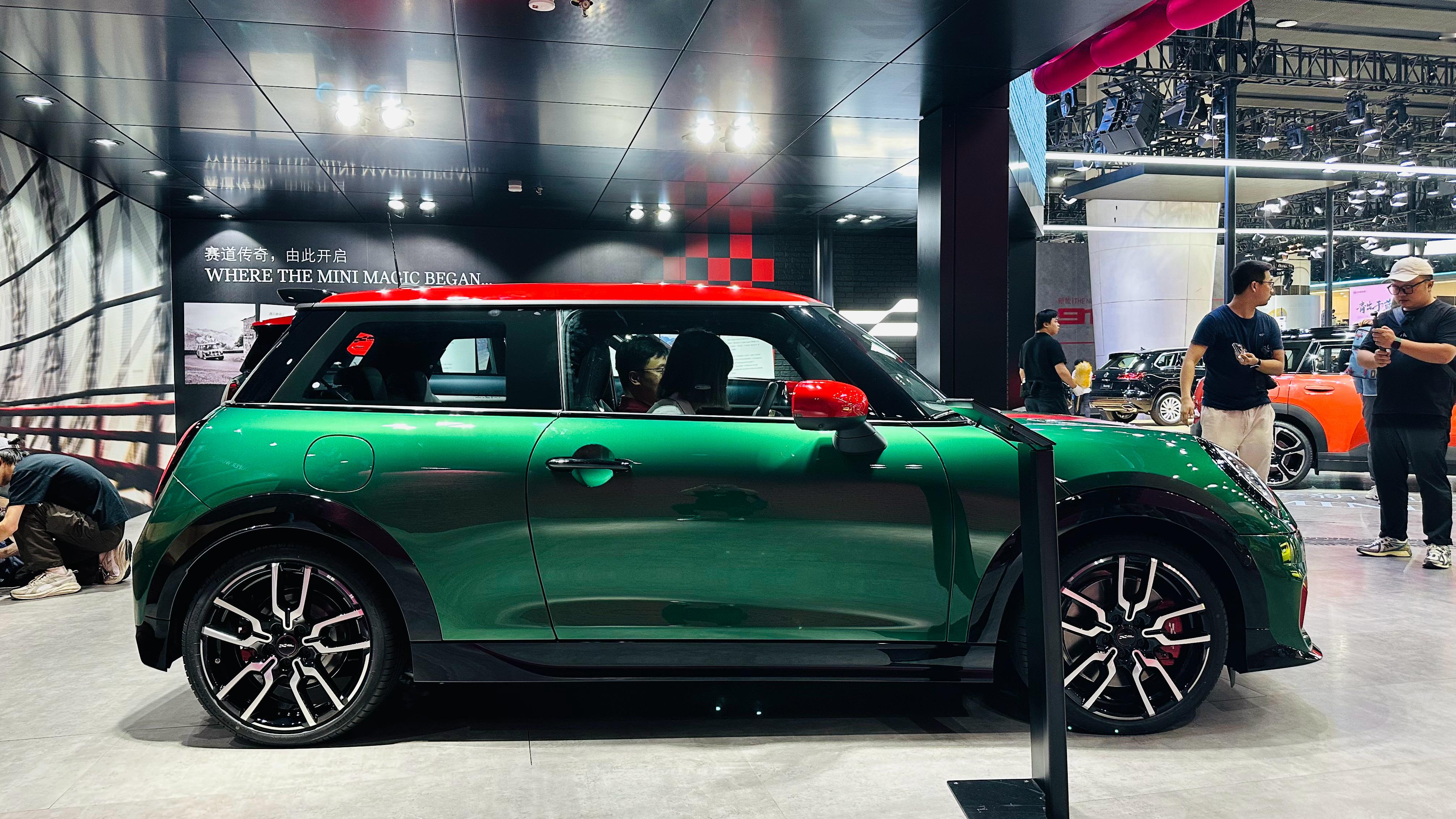 全新 MINI JCW 三门版 F66哎呀，我就是对这种性能小车有执念，看见就迈