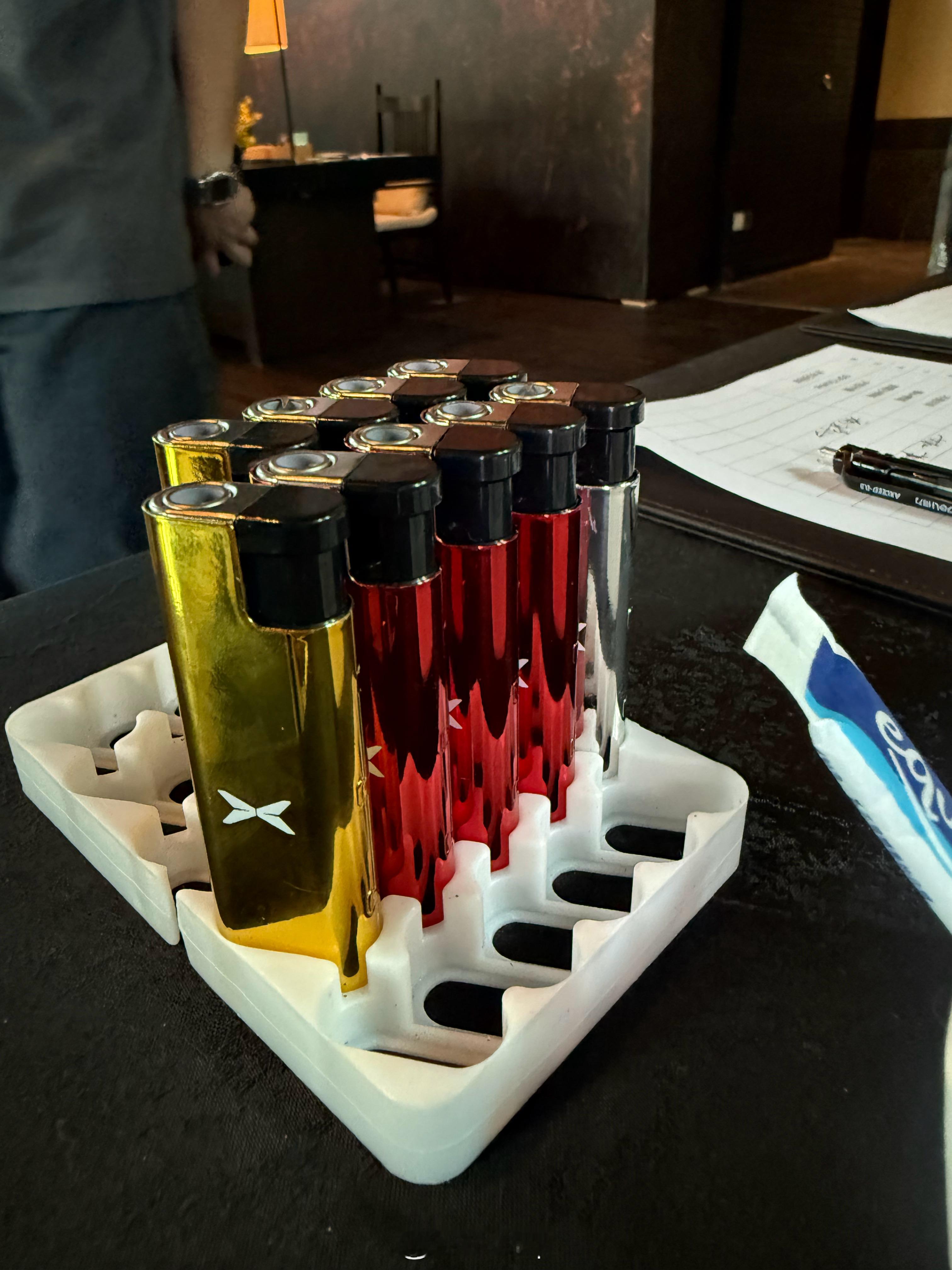 现在出来参加活动，很多品牌都准备了打火机，对待抽烟的媒体老师挺好的！可惜我不抽烟