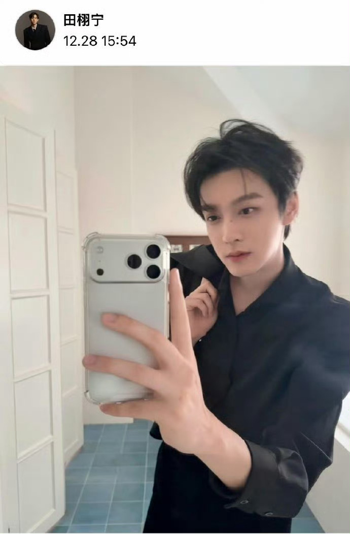 田栩宁ins晒自拍田栩宁是对镜自拍的神太帅了 