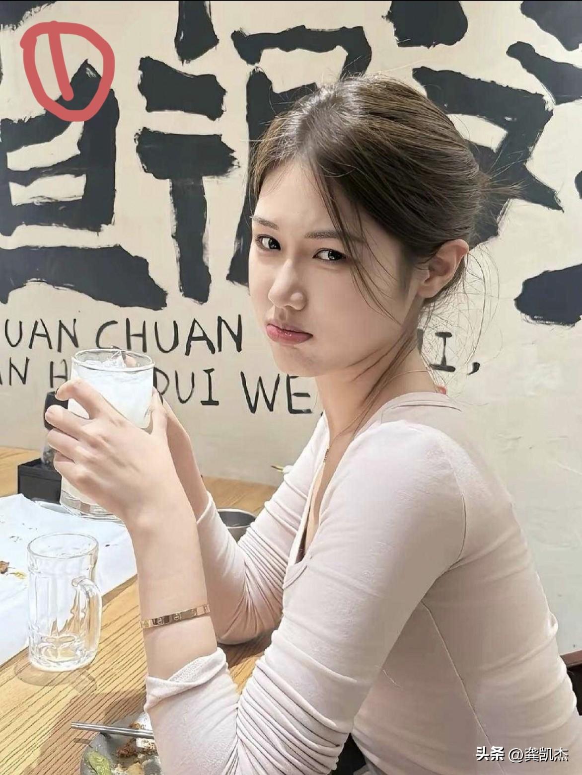 她俩的这种表情，各代表什么意思？