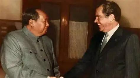 [太阳]中国这是啥意思？1972年，尼克松访华，竟看到“打倒美帝”的标语，场面一