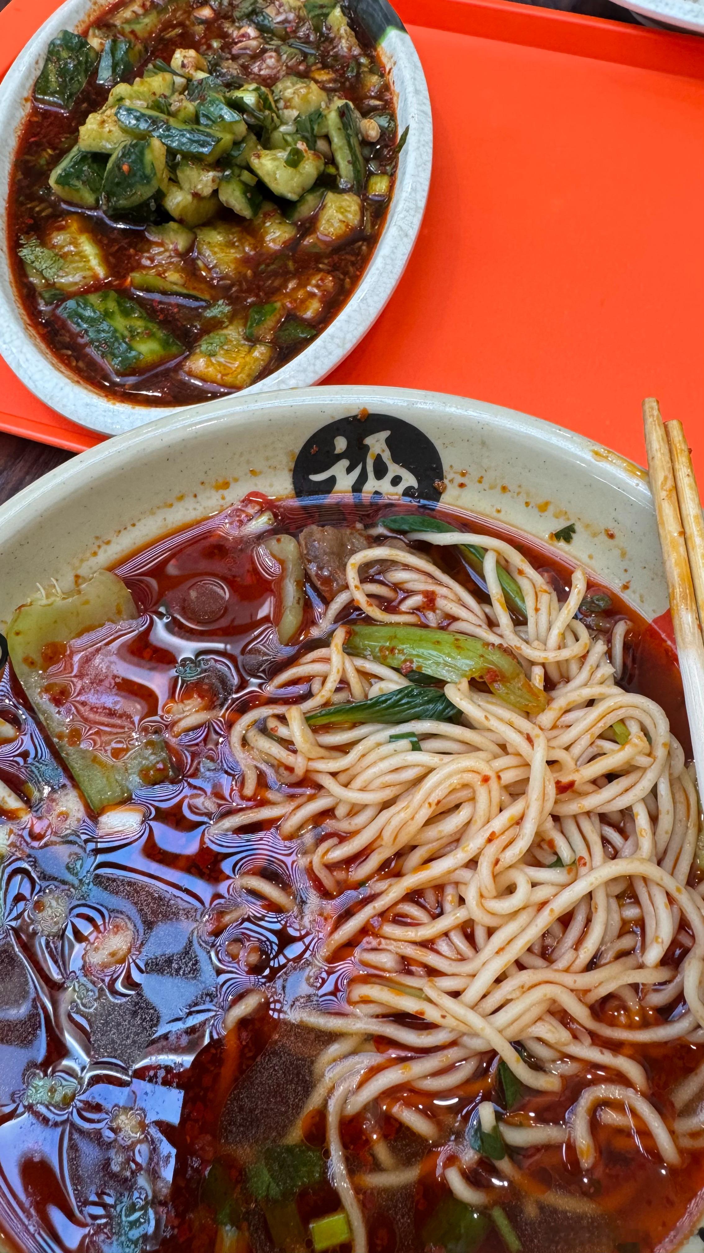 机场的饭能有多难吃[怒]点这个没有 点那个没有我说有啥来啥吧[哼][哼]结果面条