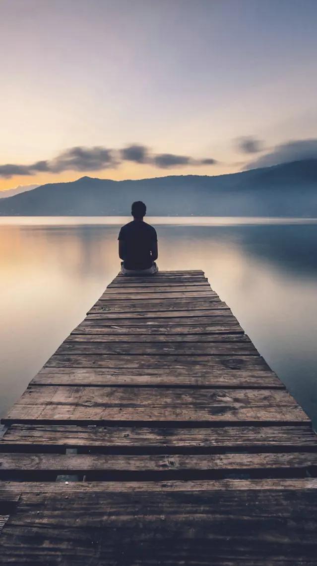 当你身处逆境漩涡中不要指望别人救你，你的困境和苦难与别人无关。问天天不语，问地地