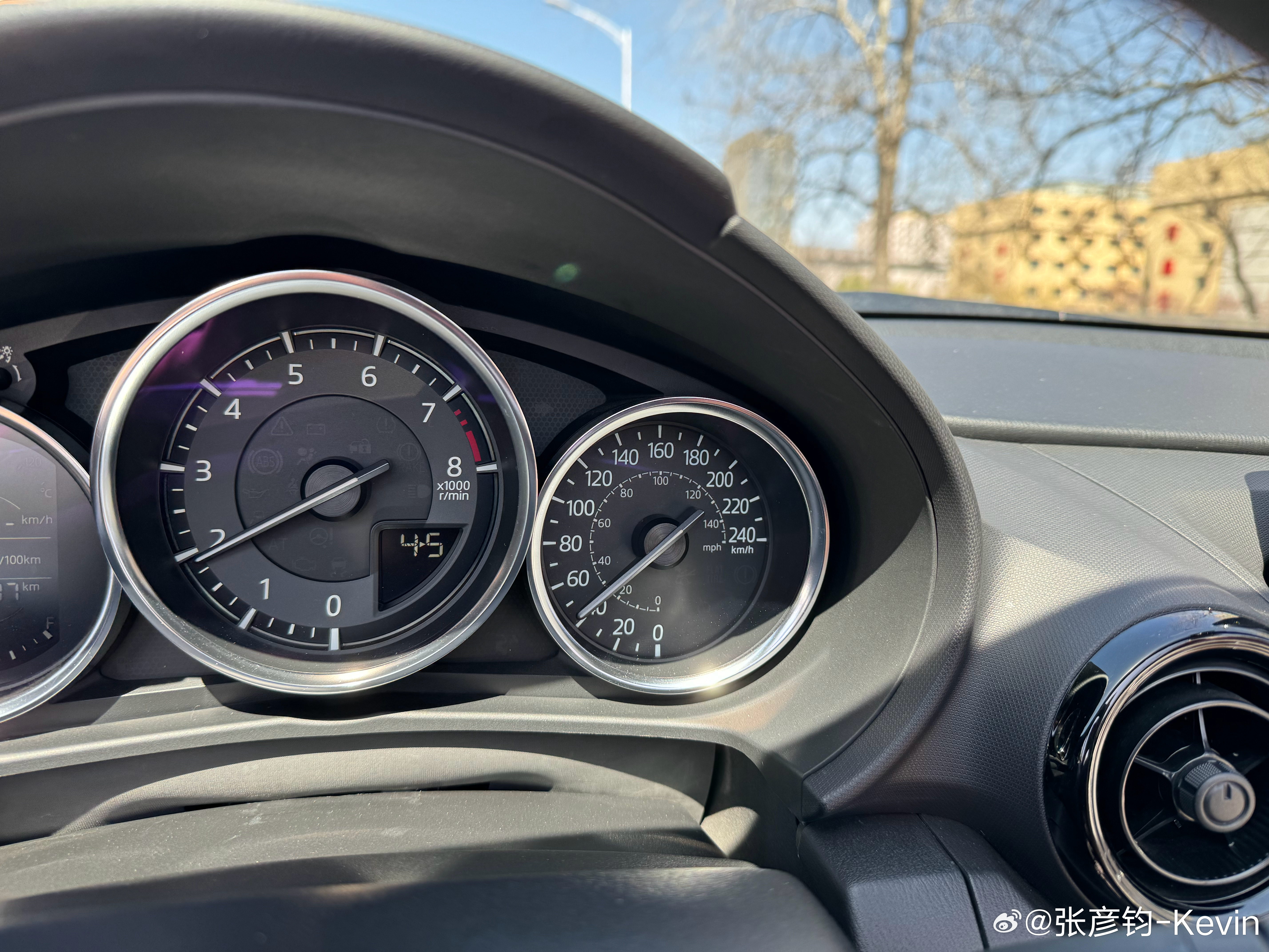 这是限速80km/h的三环在不堵车时的车流行驶速度，我看了看除了三大妈，还真有不