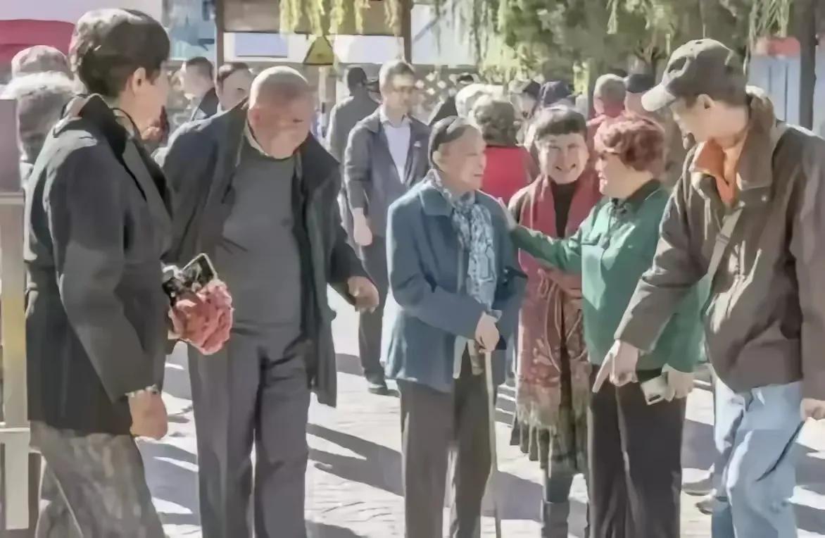 林司令员女儿林豆豆与其他四野后代在北京聚会的情景。照片中的林豆豆和四野后代联谊会