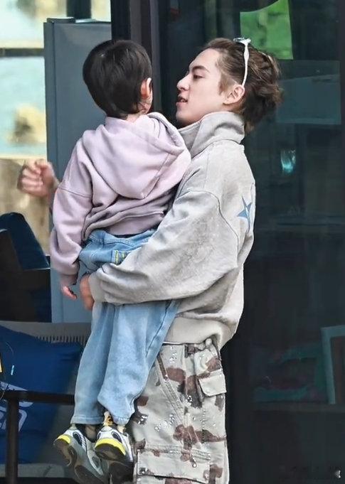 王鹤棣亲爱的客栈抱娃路透亲爱的客栈亲爱的客栈2026客栈路透！王鹤棣温柔抱娃，谁