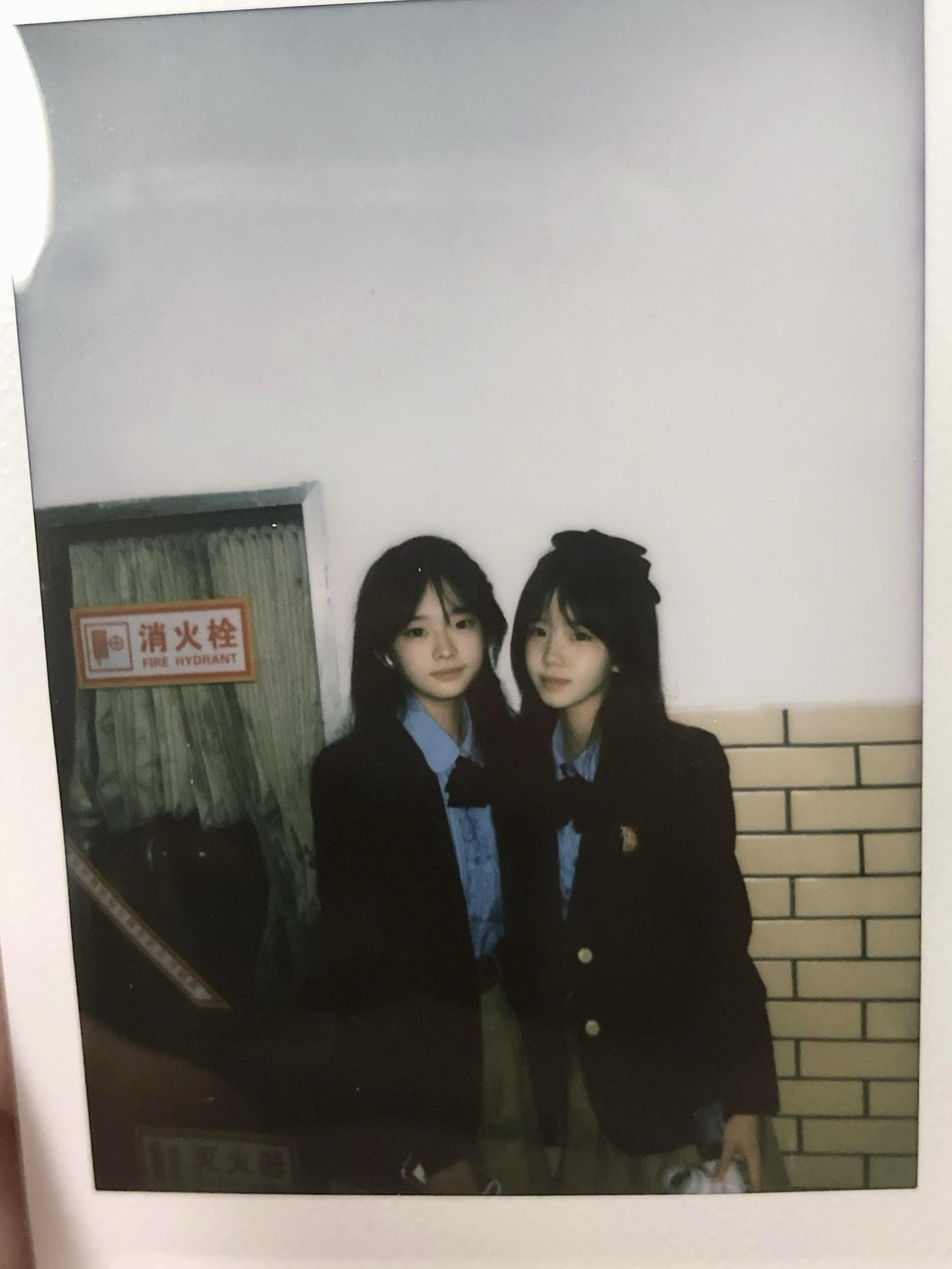 学姐 你太美好了你睡觉时乱乱的头发你说话时的嗓 音 你站在栏杆旁清瘦的...