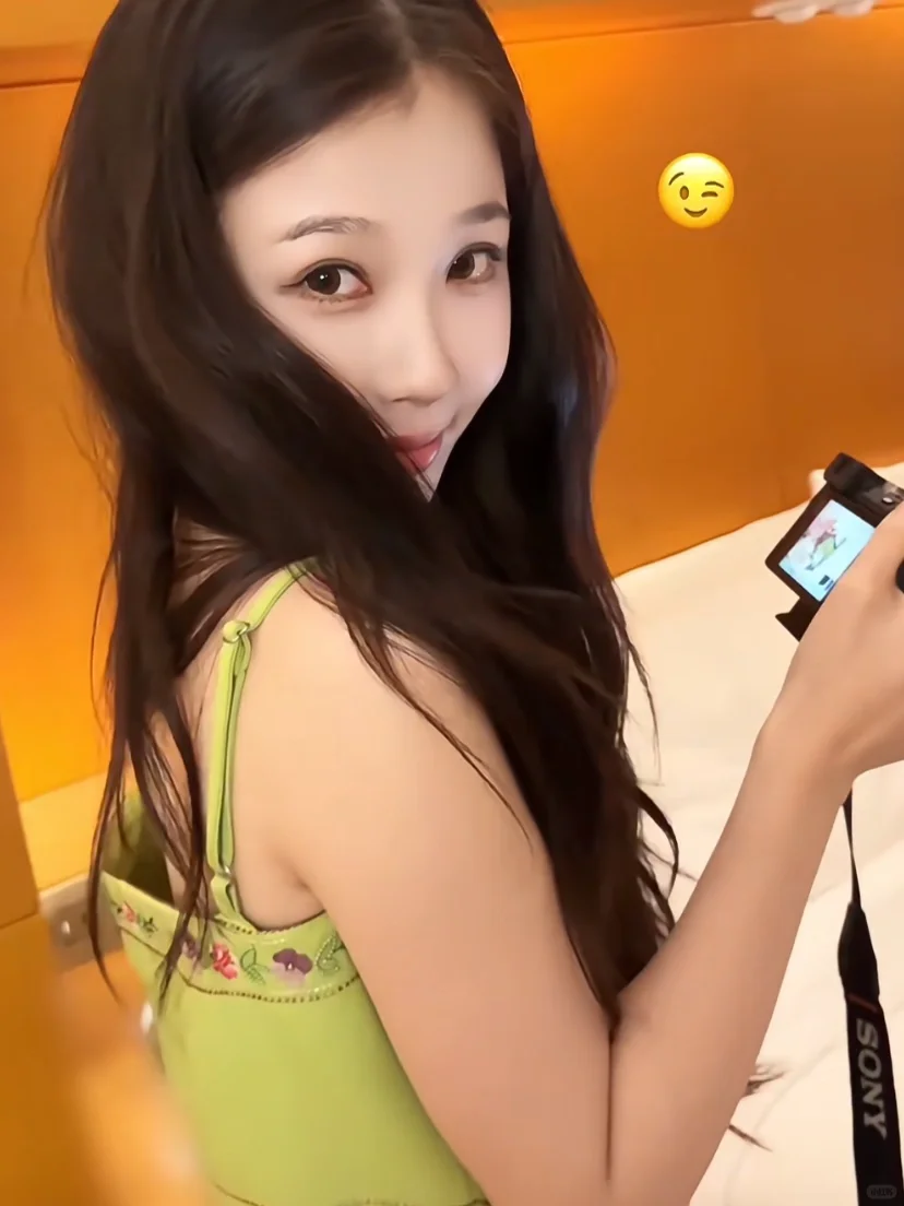 她在拍小石榴给她的信耶