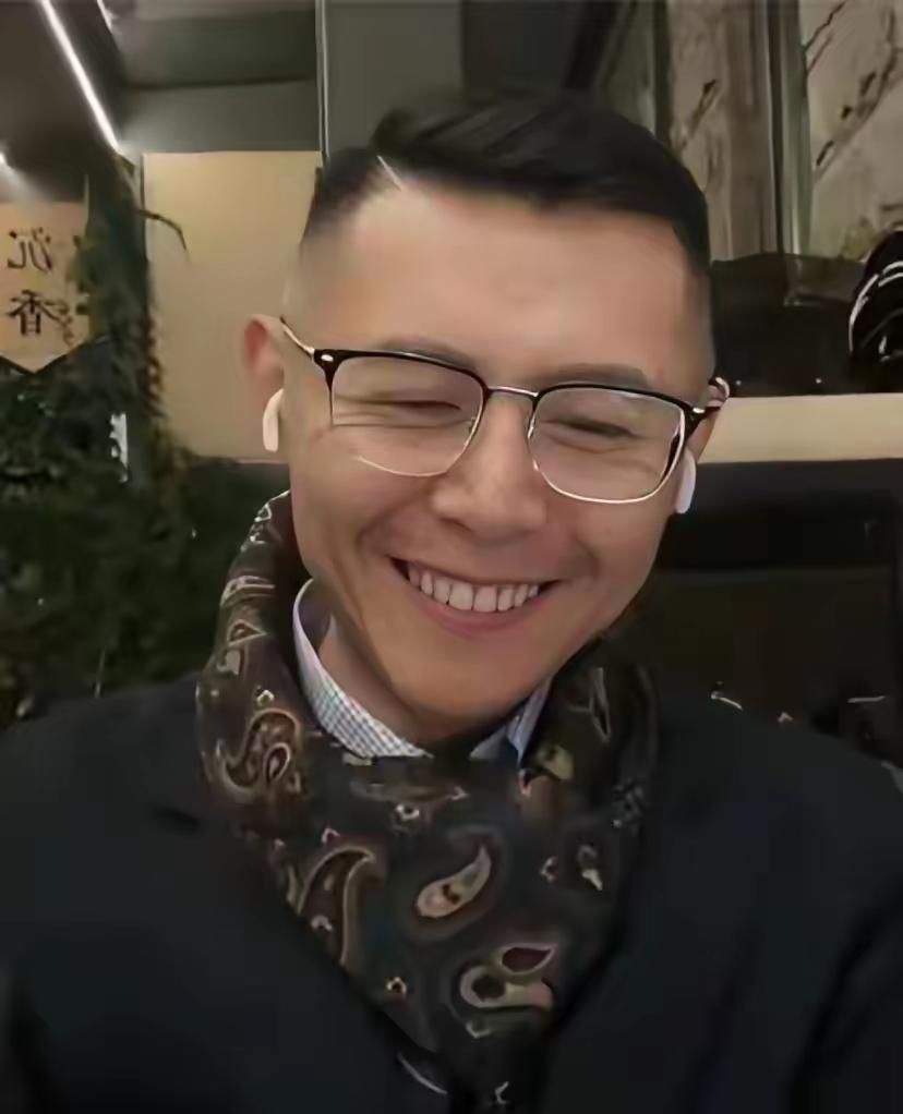大冰哪是遇到真爱了
说白了就是年纪大了怕了
直播也挣到钱了有年轻姑娘跟了

所以