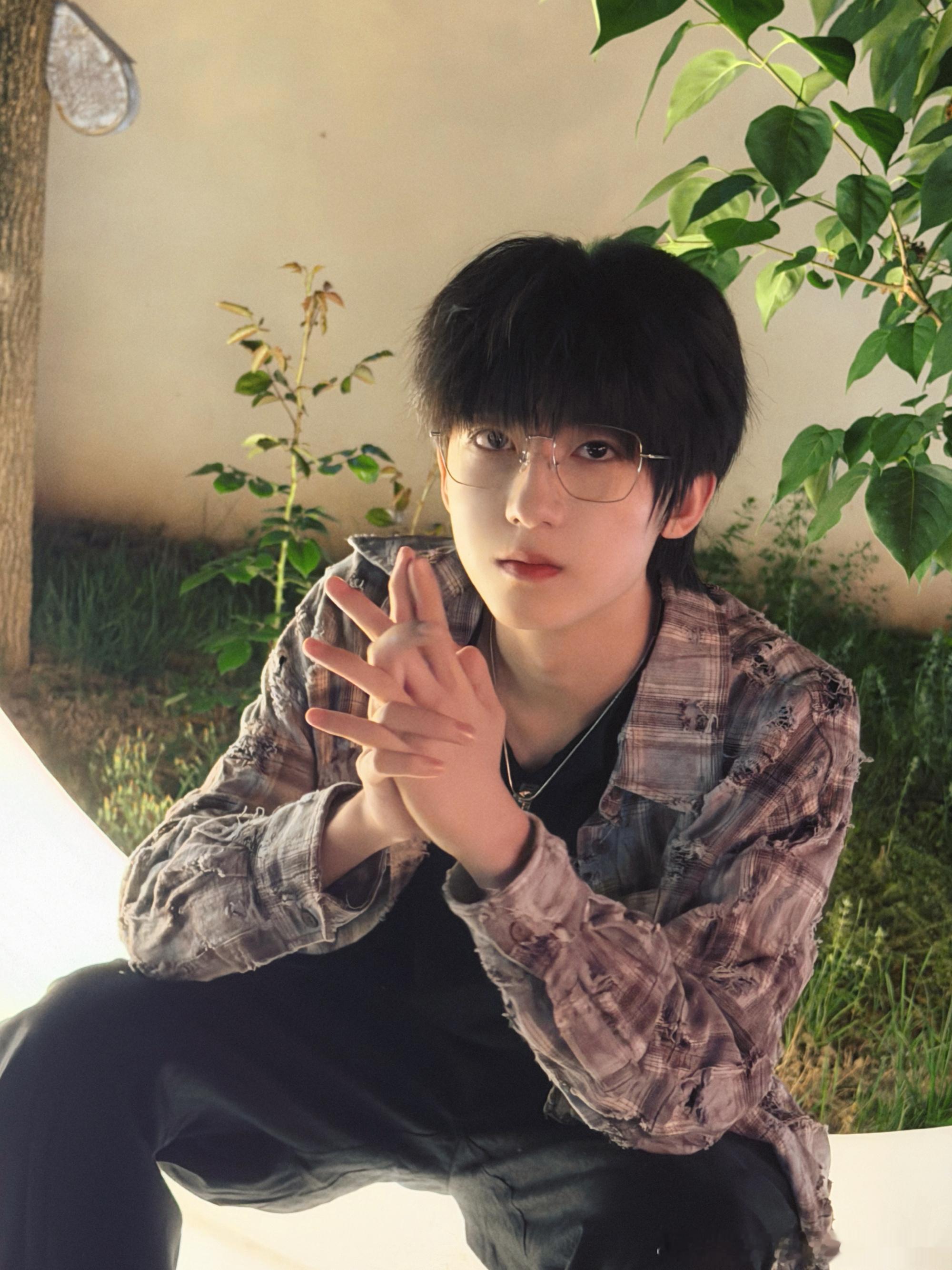 杨博文YBW  🔆杨博文 四代第一且唯一贝斯手🔆杨博文 四代第一主舞“慢点长