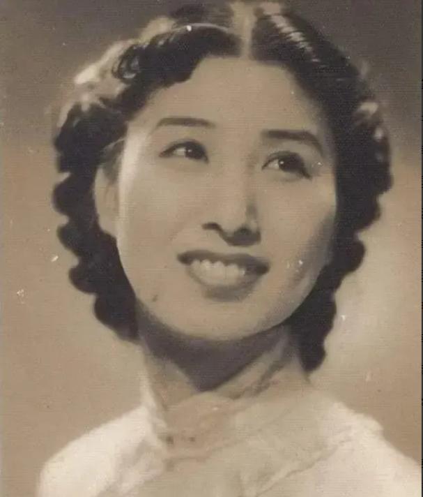 1940年深夜，郑苹如被秘密押到小树林执行枪决，特务见她是个大美人，实在于心不忍