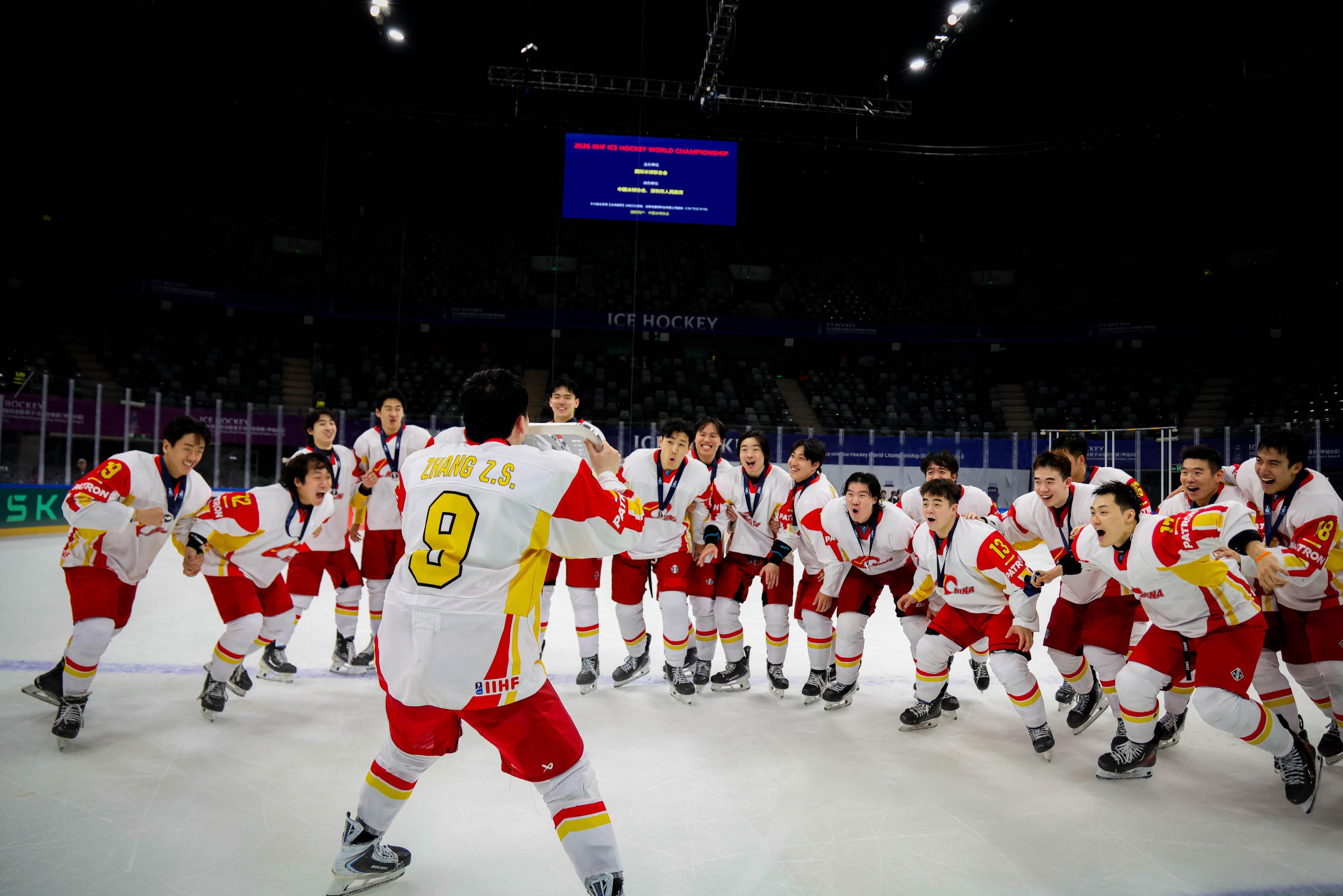 中国队世冰赛在深圳创历史佳绩2026年国际冰联男子冰球世锦赛甲级B组最后一轮比赛