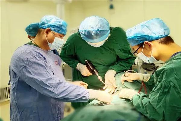 近日，有关上海某三甲医院主任医师的薪酬情况在网络上引起了广泛关注和讨论。
 
据