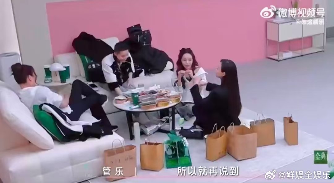 蒋一侨情绪价值管够乘风2025蒋一侨在《乘风2025》里，用行动诠释了什么叫贴心