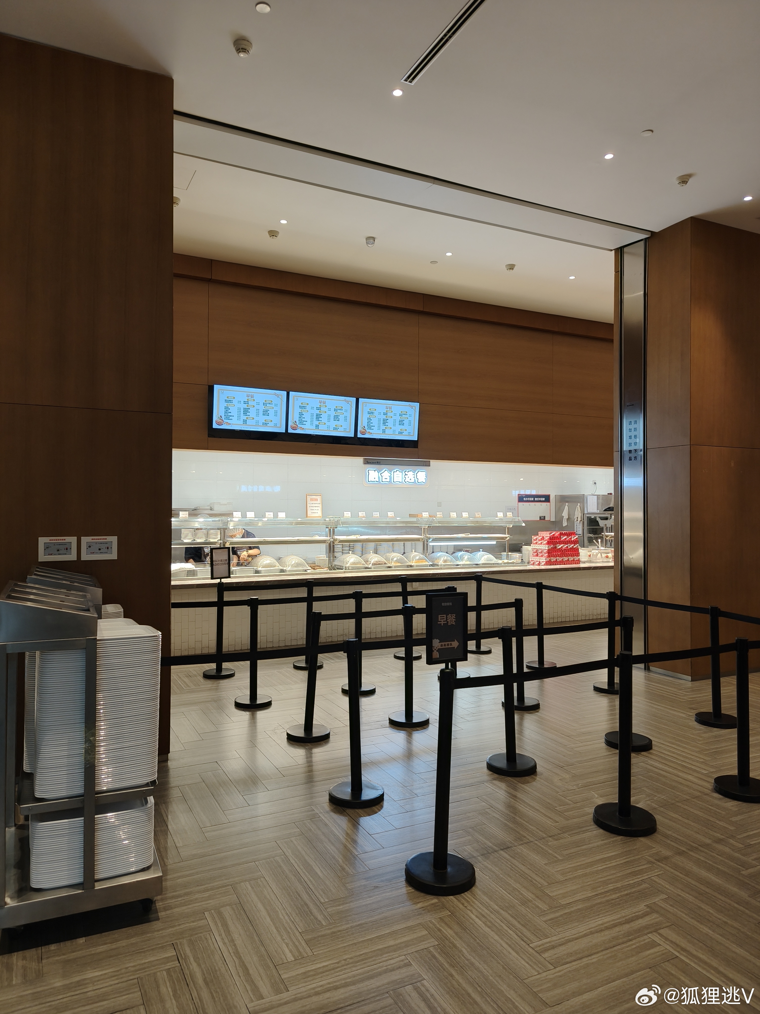 还从来没在的食堂吃过早点，郑钦文2比1凯斯这场胜利来的几乎正是时候——离开餐还有