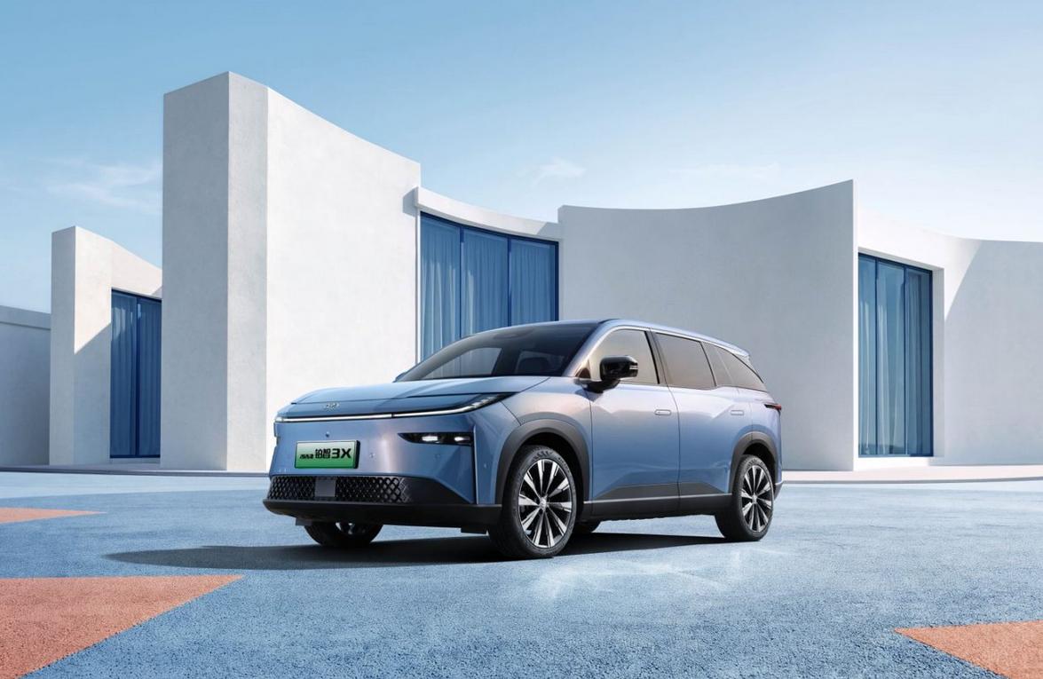 10万级SUV，越级大空间，前后排放倒可以形成近 3 米大床；

高通芯片，19