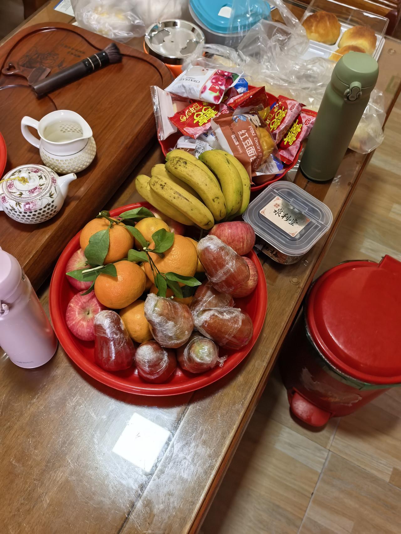 早上起床有婆婆买好的豆浆包子馒头。
白天桌上摆满了婆婆买的有各种各样的水果。
晚