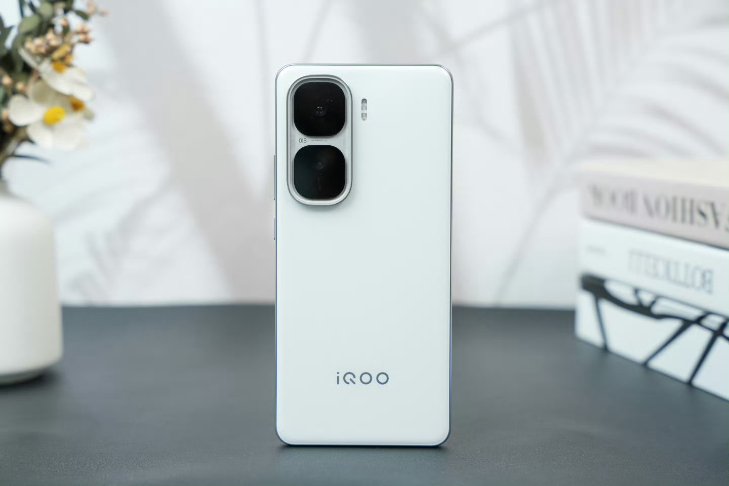 为什么中端机越来越像苹果了主要手机镜头模组也就那么多，中端机又不太好像自家旗舰机