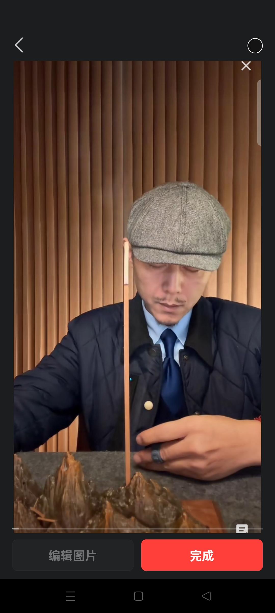 我刚去了大冰的直播间，弹幕都在说张雪峰老师去世了

大冰在直播间接到消息的时候，