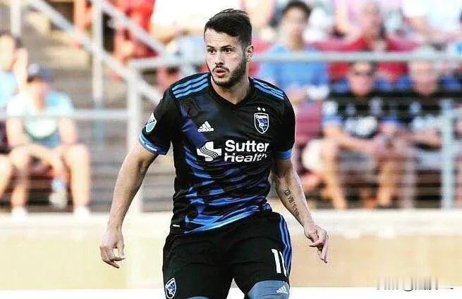 球迷欢呼，新援终于要来了！知名博主透露，泰山队两名新外援卡扎、泽卡将于今夜搭乘韩