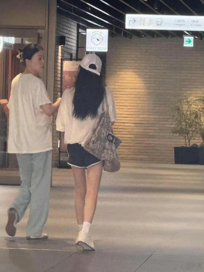 韩国偶遇宁艺卓逛街 我也想偶遇宁艺卓[捂嘴哭] ​​​