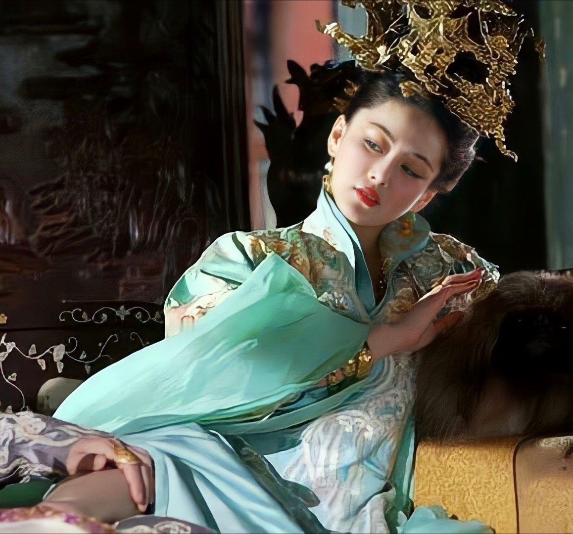 万贵妃|萧淑妃|苏妲己这些华丽到有些夸张的造型轻松hold住 