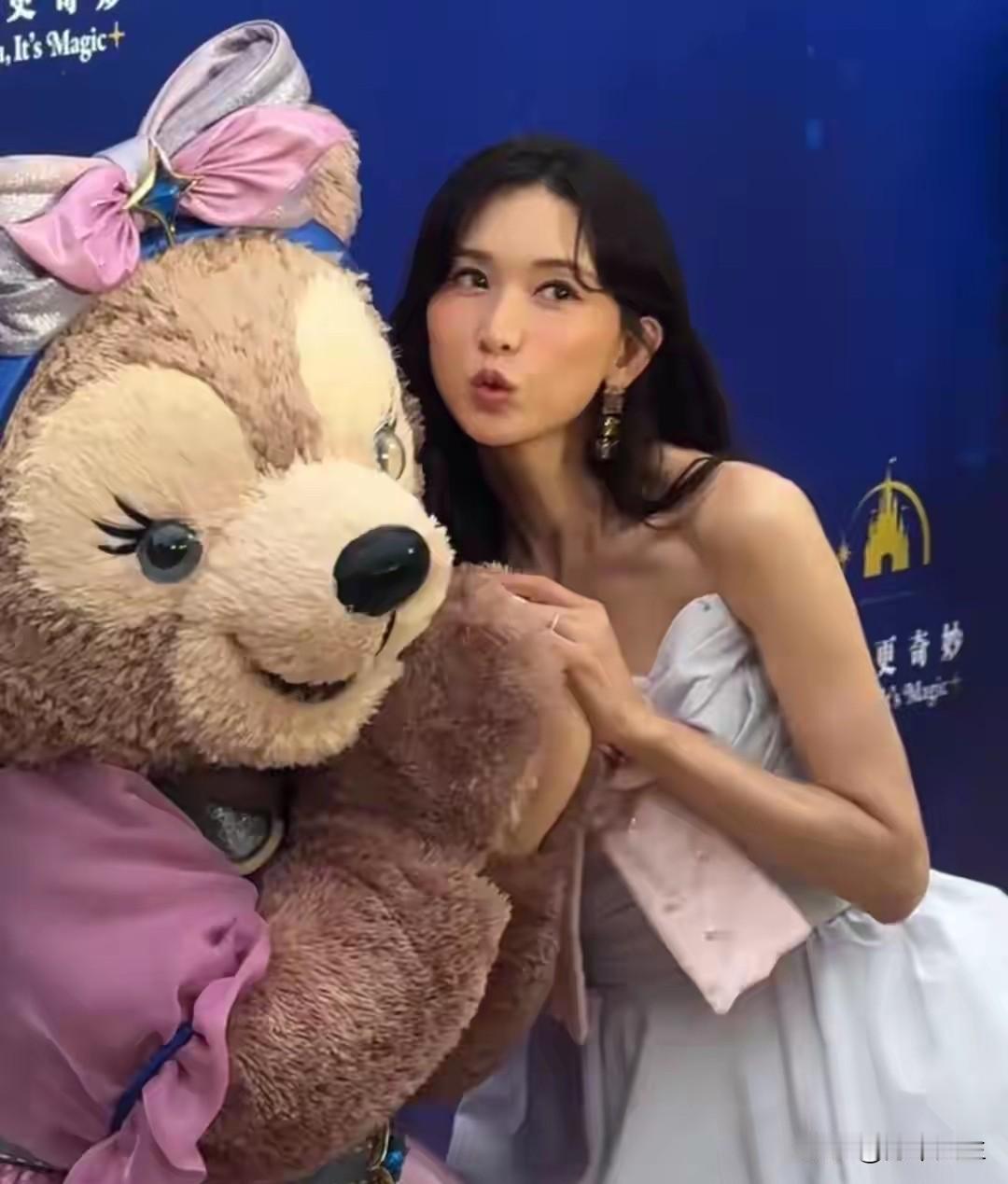 上海迪士尼十周年纪念活动请来台湾民进党前“文策院”董事林志玲出席，看得出来林志玲