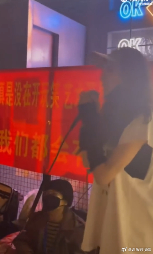 孙千早期摆地摊孙千摆地摊时期的样子好打动人 没名气的时候也大大方方 主动上前自我