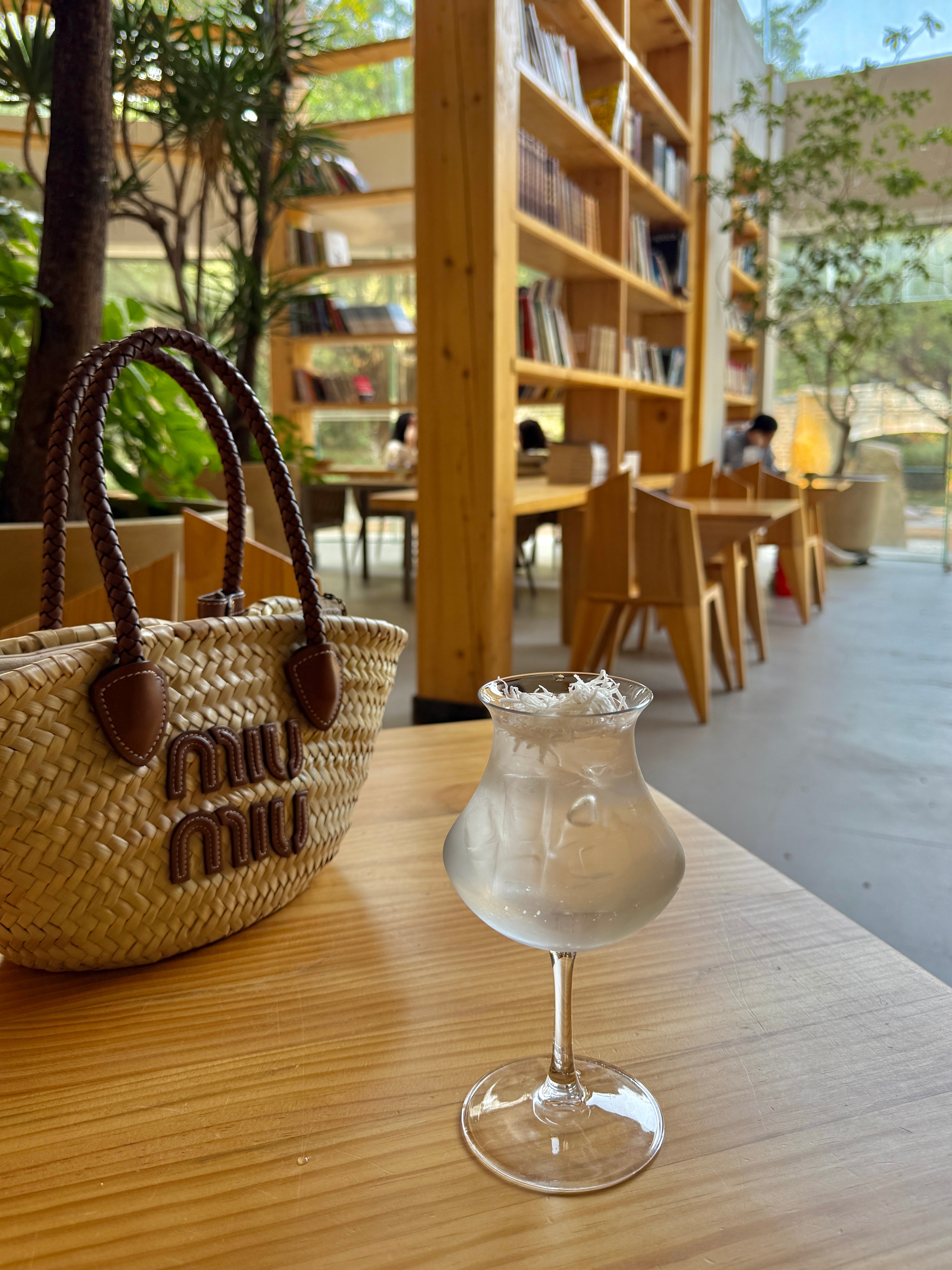 深圳人一天四季对叠穿太有经验午后笔架山公园散步，躺进书店茶馆晒日光空气感绿条纹衬