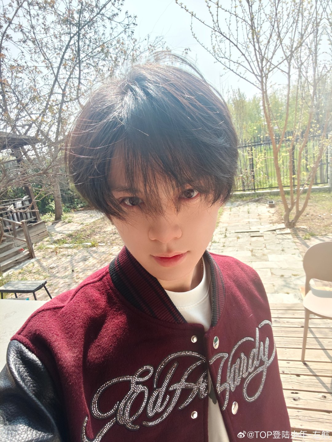 左航暖阳随拍左航红色棒球服  左航暖阳随拍来啦！红色棒球服造型少年感满满，天气好