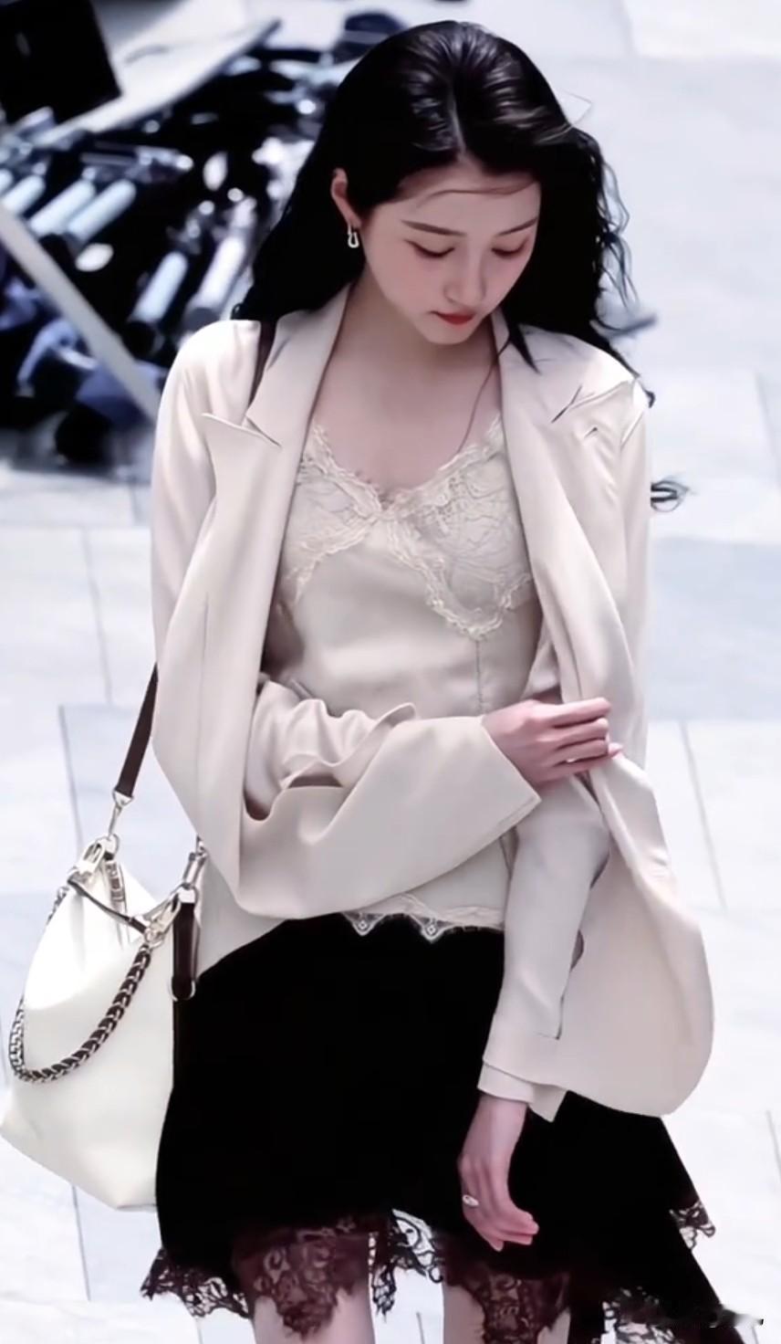 关晓彤衣服被风吹开



关晓彤走着走着衣服被风一瞬间吹开，关晓彤赶紧把衣服拉回