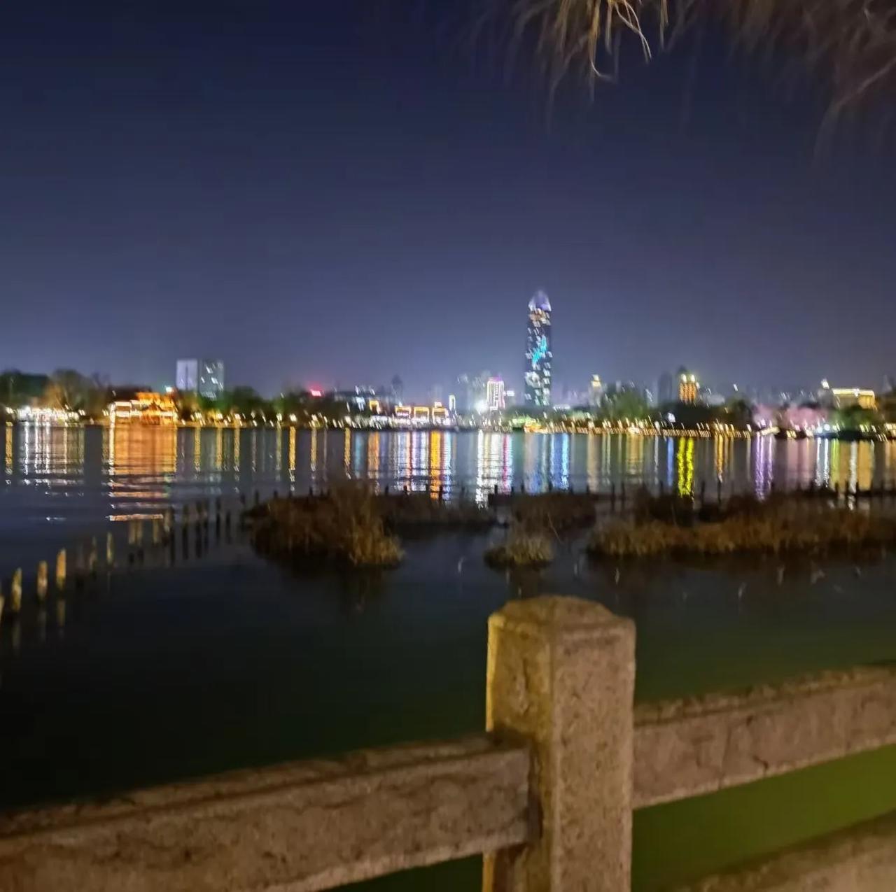 夜幕下的济南大明湖