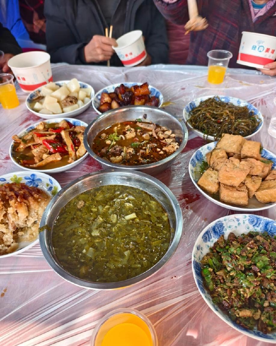 贵州某地红事的酒席正餐，大家还有见过比这档次还要低的酒席吗？
下图是贵州网友发布