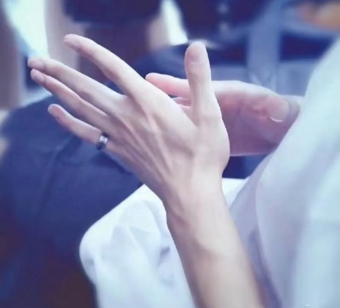 黄景瑜手控天菜 手指长度和骨节弧度都刚好，青筋若隐若现但不突兀。确实好看，难怪总