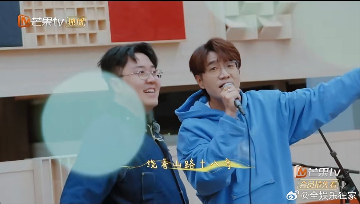 王铮亮月亮照山川全手动转山路快乐老友记 被王铮亮狠狠戳中！《月亮照山川》的少年感