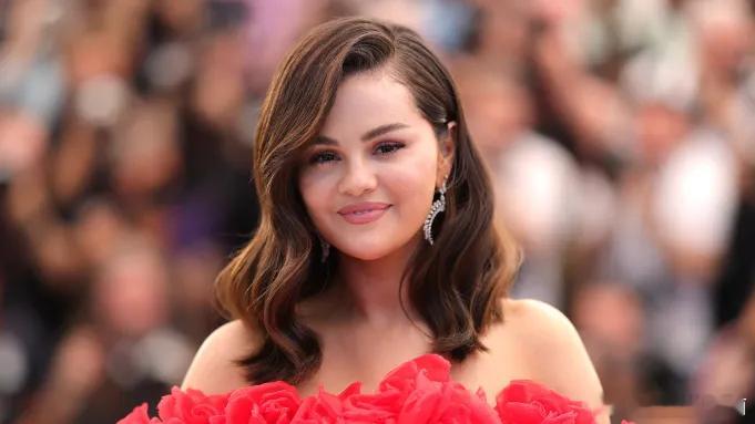 【赛琳娜获艾美提名创造历史】Selena Gome获得第75届艾美奖喜剧类剧集最