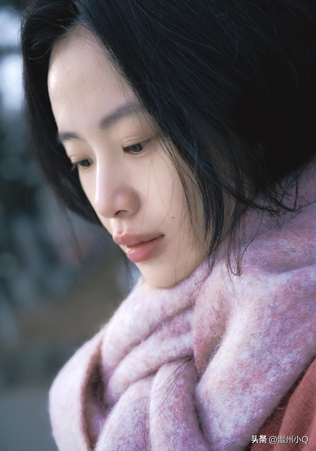 李梦这气质真的很文艺感，本身皮肤底子就好，清淡素净的妆容特别衬她，而且她真的很适